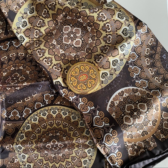 Scarf and mirror gift set - Picture 6 of 7